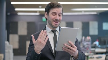 Ofisteki Genç İşadamı 'nın Tabletteki Görüntü Çağrısı