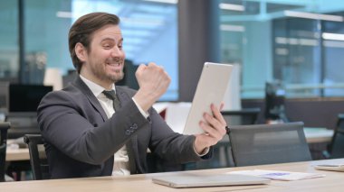 Ofisteki Tablette Başarıyı Kutlayan Genç İşadamı