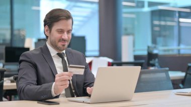 Genç İşadamı Bilgisayarda Başarılı Çevrimiçi Ödeme Yapıyor