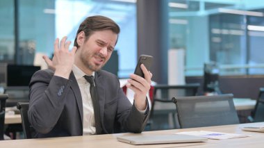 Genç İşadamı Akıllı Telefon Kayıplarına Tepki Veriyor