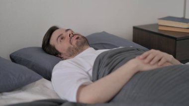 Sakallı Genç Adam Yatakta Düşünüyor