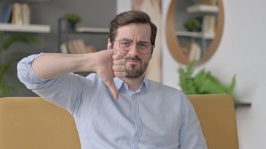 Evde Başparmaklarını gösteren Sakallı Genç Adam 'ın Portresi