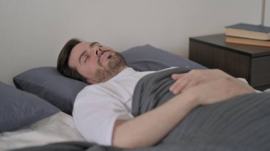 Sakallı Genç Adam Yatakta Huzur İçinde Uyuyor