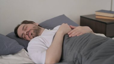 Sakallı Genç Adam Yatakta Uyuyamıyor