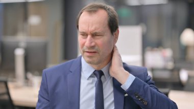 Boyun Ağrısı Olan Orta Çağ İşadamı Portresi
