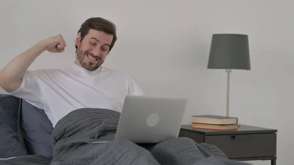 Homem Jovem Barba Comemorando Sucesso Laptop Cama — Fotografia de Stock