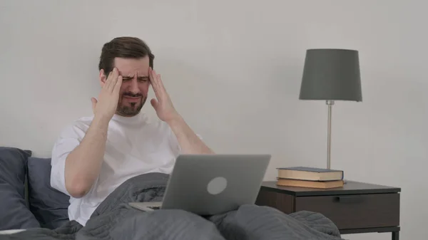 Baard Jongeman Met Laptop Met Hoofdpijn Bed — Stockfoto