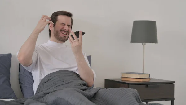 Wütender Junger Mann Mit Bart Spricht Bett Auf Smartphone — Stockfoto