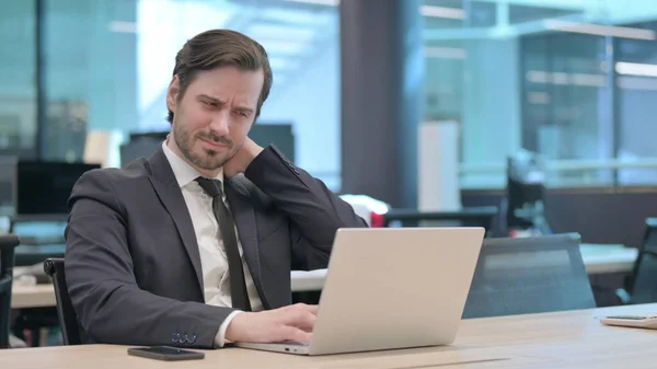 Junger Geschäftsmann Hat Nackenschmerzen Während Laptop Büro Benutzt — Stockfoto