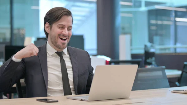 Jovem Empresário Comemorando Sucesso Usar Laptop Escritório — Fotografia de Stock