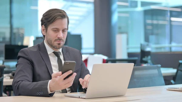 Молодой Бизнесмен Просматривает Интернет Интернете Пользуясь Топ Менеджером Офисе — стоковое фото
