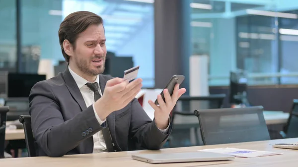 Young Businessman Reacting Online Payment Failure Smartphone — Foto Stock