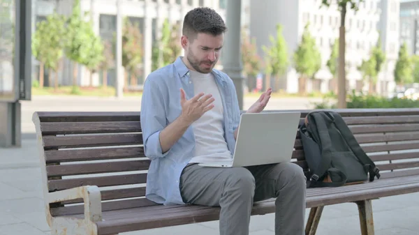 Man Reacting Loss Laptop While Sitting Bench — Stockfoto