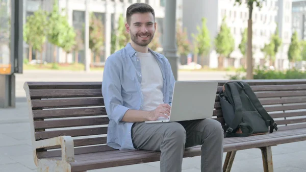 Man Laptop Smiling Camera While Sitting Bench — Stockfoto