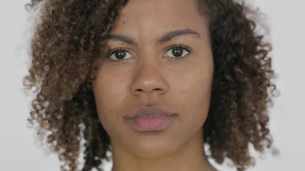 Nahaufnahme Einer Ernsten Afrikanerin Die Die Kamera Blickt — Stockfoto