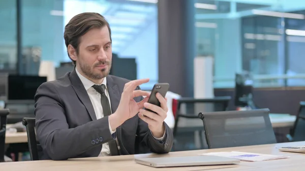 Joven Empresario Navegando Por Internet Smartphone Oficina —  Fotos de Stock