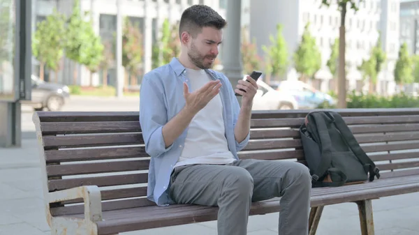 Man Reacting Loss Smartphone While Sitting Bench — Stock fotografie