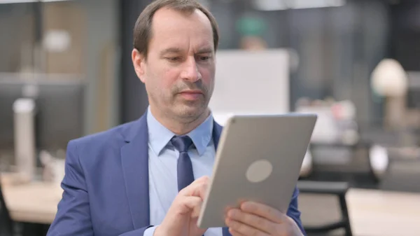 Retrato Del Atractivo Hombre Negocios Mediana Edad Usando Tablet Office —  Fotos de Stock