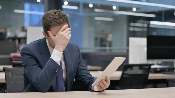 Mladý Podnikatel Reaguje Ztrátu Tabletu Kanceláři Sedí — Stock fotografie
