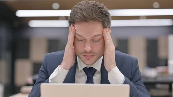 Porträt Eines Jungen Geschäftsmannes Der Kopfschmerzen Hat Während Laptop Benutzt — Stockfoto