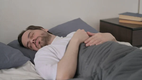 Skägg Ung Man Oförmögen Att Sova Sängen — Stockfoto