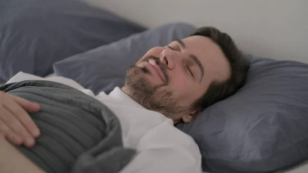 Barba Joven Cama Dormir — Foto de Stock