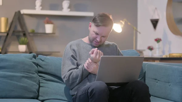 Middeleeuws Man Met Laptop Met Polspijn Bank — Stockfoto