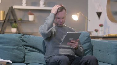 Orta Yaşlı Adam Tablet 'te Tablet Yitirdi