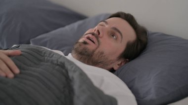 Sakallı genç adam kabustan uyandı.
