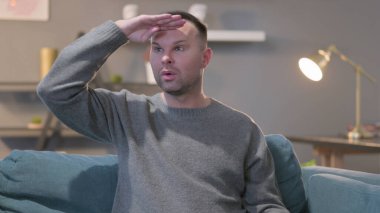 Orta yaşlı adam etrafa bakıyor, arıyor.