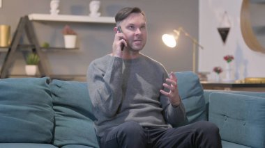 Kızgın Orta Çağ Adamı Akıllı Telefon 'da konuşuyor