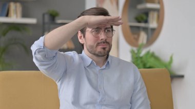 Etrafa Bakınan Sakallı Genç Adamın Portresi