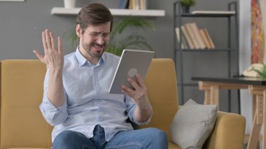 Sakallı Genç Adam Tablet 'te Yitik Yiyorsa