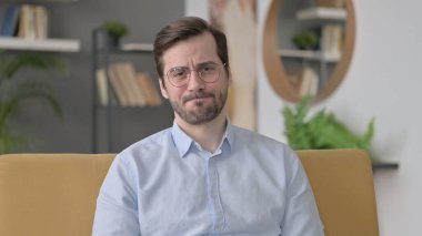 Sakallı Genç Adam 'ın Portresi Evdeki Kameraya Üzgünmüş