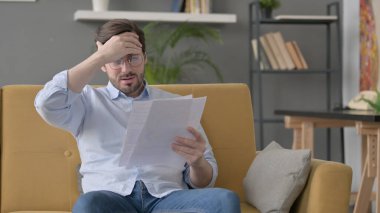 Sakallı Genç Adam Belge Kaybına Tepki Veriyor, Kanepe