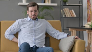 Genç Sakallı Adam Koltukta Sırt Ağrısı Var