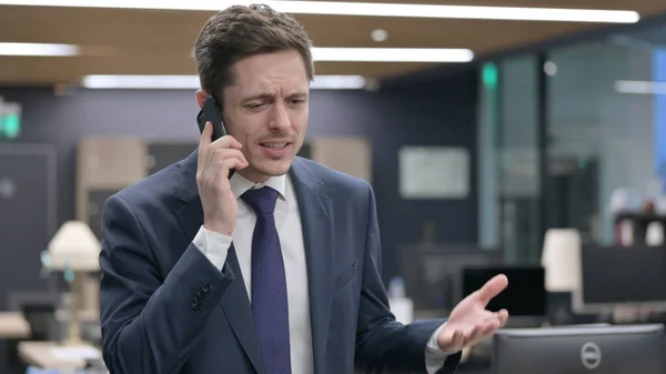 Angry Young Businessman Talking Smartphone Office — Stock Photo, Image