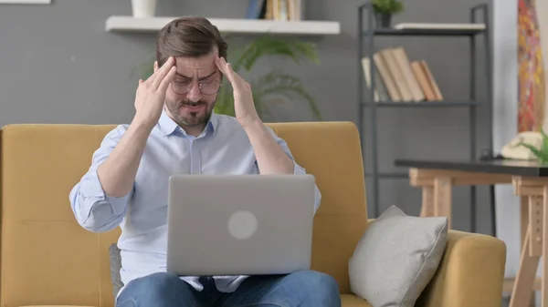 Junger Mann Mit Bart Und Laptop Hat Kopfschmerzen Auf Sofa — Stockfoto