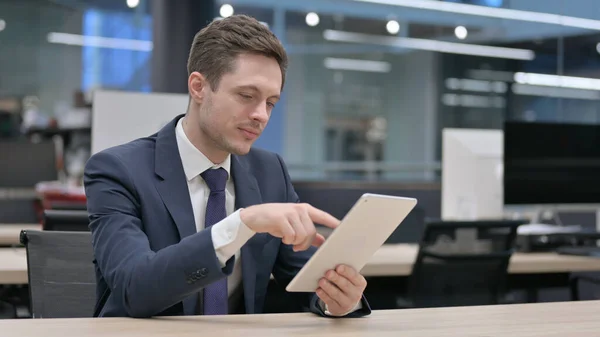 Joven Empresario Usando Tablet Mientras Está Sentado Oficina Sentado — Foto de Stock