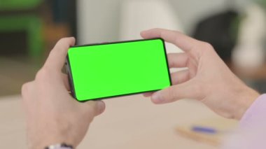 Yeşil Ekran, Krom Anahtarlı Akıllı Telefon Tutuluyor
