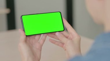 Chroma Key ile Akıllı Telefonu Tutan Güzel Kadın 'ın Kapanışı