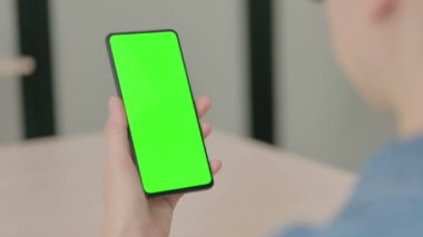 Yeşil Ekran ile Smartphone kullanan Güzel Kadın 'ın Kapanışı 