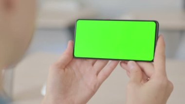 Yeşil Ekran ile Akıllı Telefonu Tutan Güzel Kadın 'ın Kapanışı 