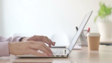 Erkek Eller Laptop 'ta Yazıyor, Yan Görünüm