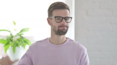 Genç Yetişkin Adam 'ın Başparmaklarını Aşağı Gösteren Portresi