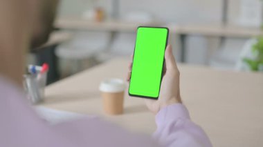 Yeşil Krom Ekran ile Akıllı Telefona Bakan Adam 