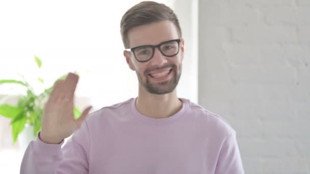 Retrato Joven Adulto Saludando Dando Bienvenida — Vídeo de stock