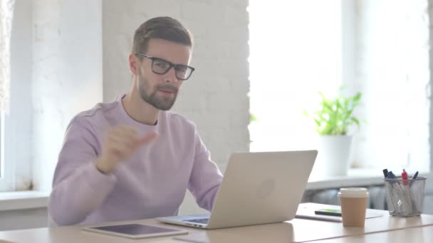Jovem Adulto Homem Mostrando Polegares Para Baixo Enquanto Usando Laptop — Vídeo de Stock