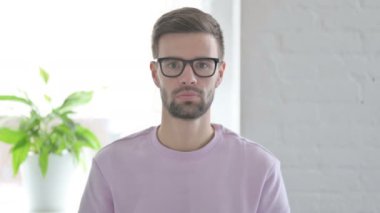 Kameraya Bakan Ciddi Genç Yetişkin Adam Portresi 