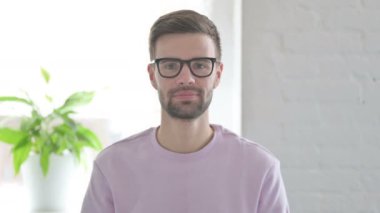 Genç Yetişkin Adam 'ın Başparmaklarını Gösteren Portresi